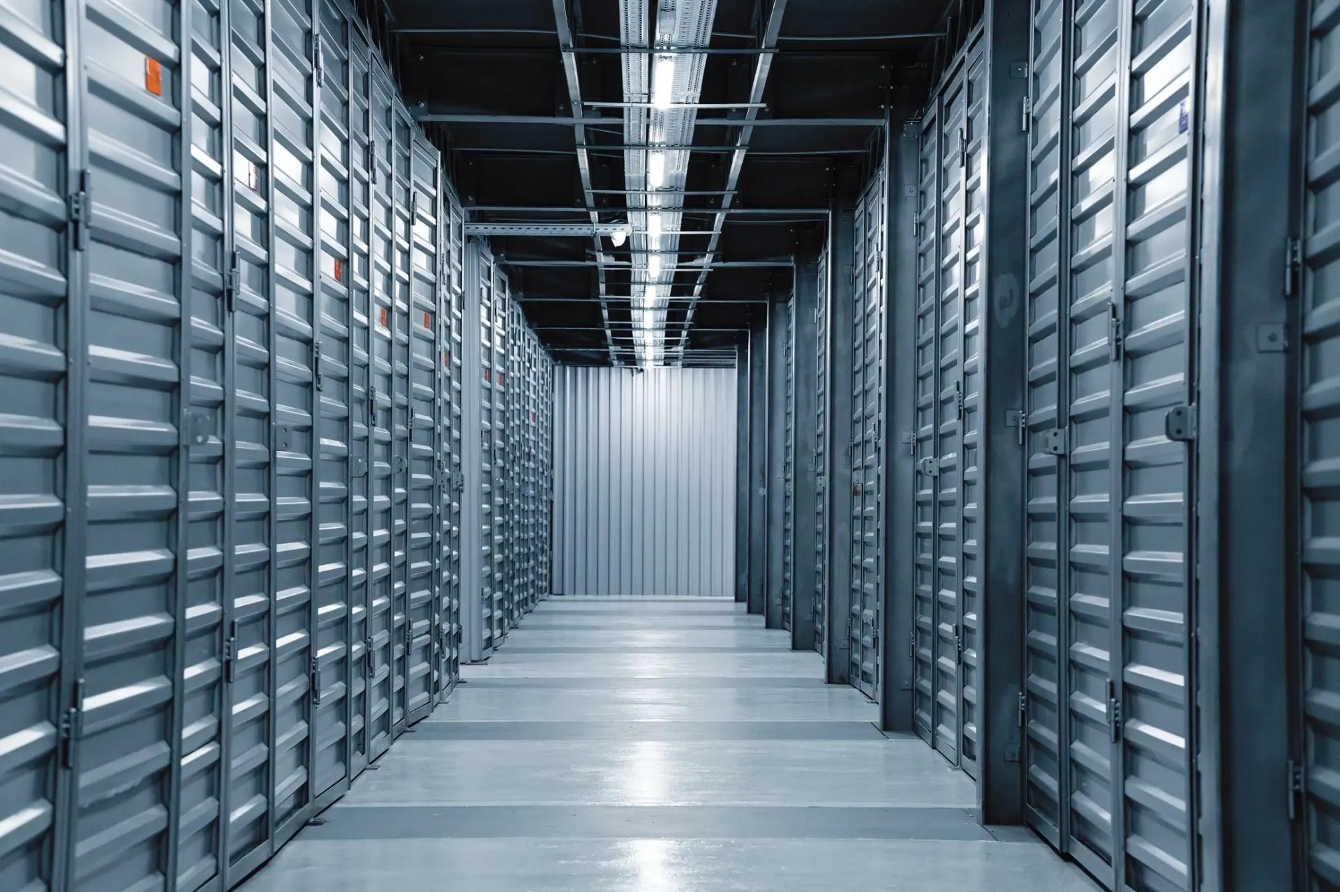 Prostore unutrasnjost modernog skladisnog prostora sa nizom mini skladista u Beogradu